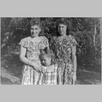 111-1411 Ursula Torkler mit Tochter Lilly und Schwester Ruth im Jahre 1948.jpg